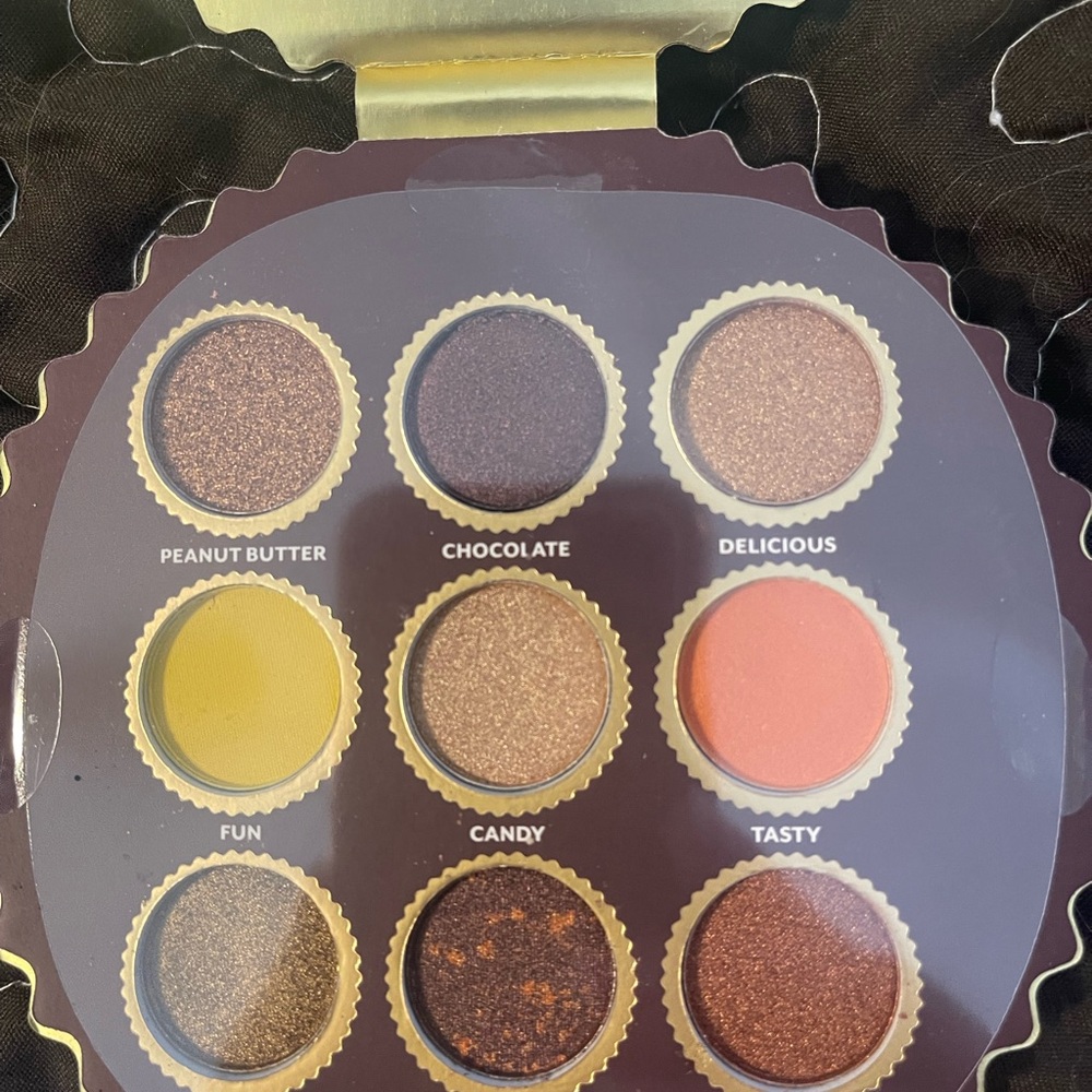 Make up Bundle: Brushes, eye shadows NIB - Picture 5 of 9